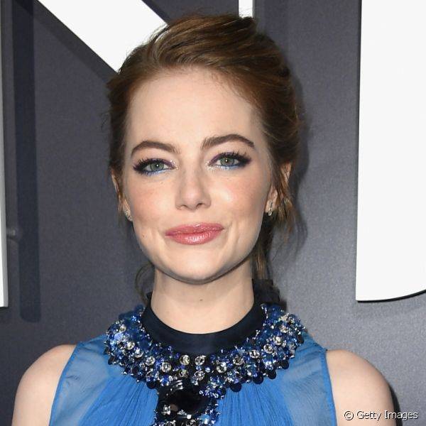 Os tons escolhidos para a make dos olhos combinaram com o vestido azul de Emma Stone